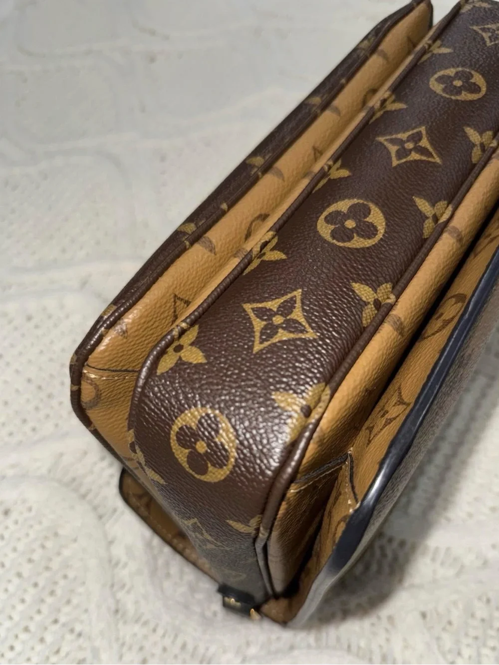 Louis Vuitton Pochette Métis (Monogram Reverse)